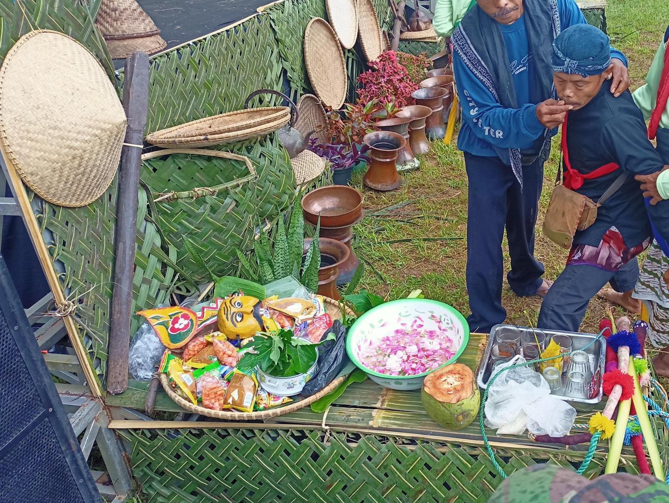 Kesenian Ebeg (kudalumping)